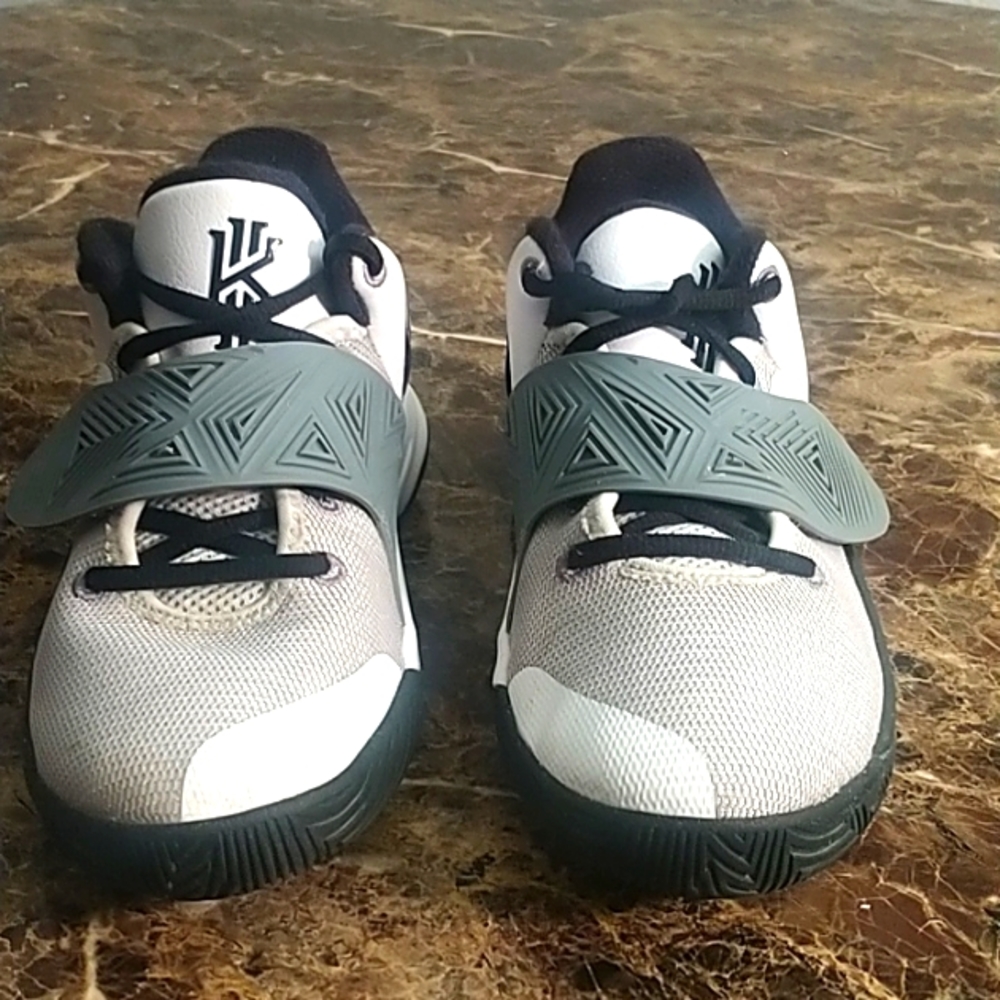 Kyrie Irving size 3.5 youth